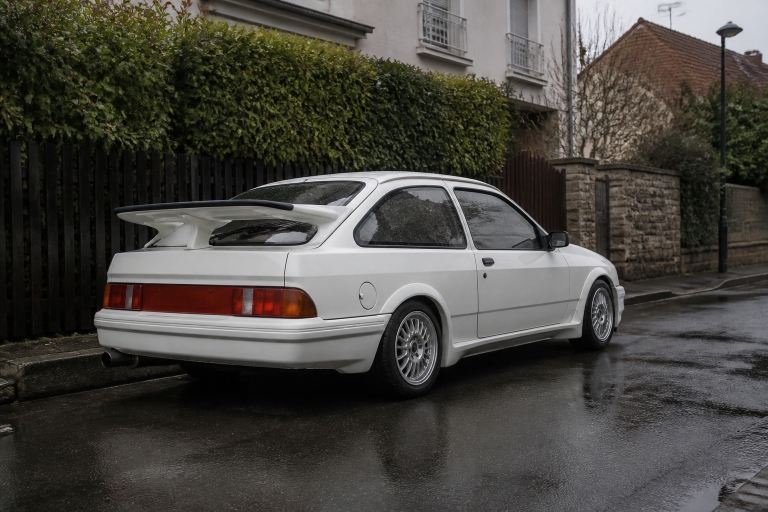Ford Sierra RS Cosworth blanche à grand aileron arrière, youngtimer sportif des années 1980