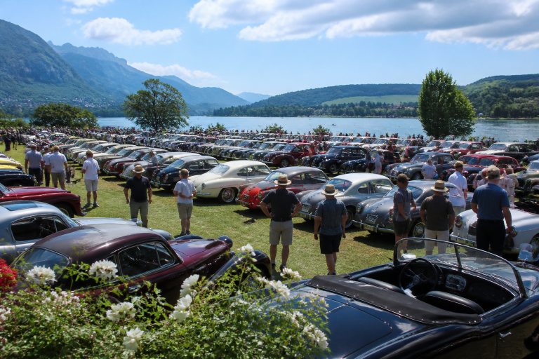 Rassemblement de voitures anciennes Marçon Classic au bord du Lac des Varennes en Sarthe