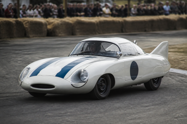 Panhard CD, coupé aérodynamique de Charles Deutsch à dérives arrière, sur circuit