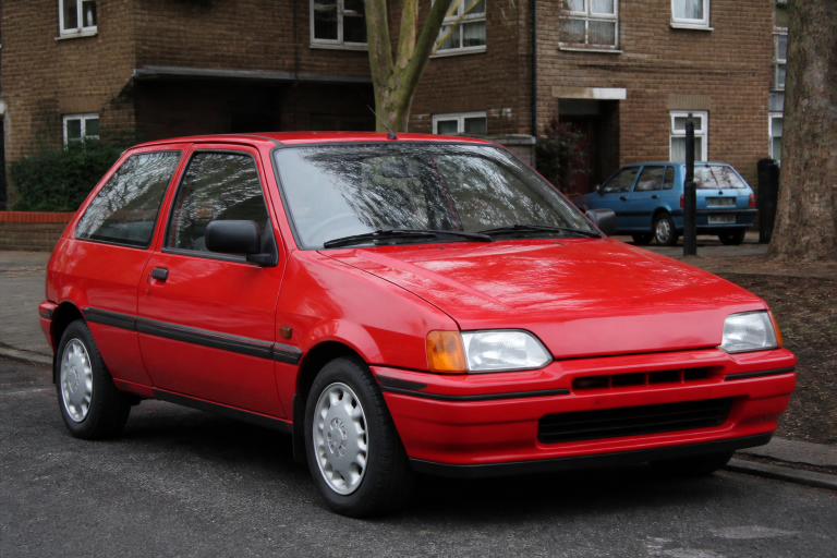 Rover 114 GTi rouge, petite sportive anglaise des années 1990 dérivée de la Metro, vue de trois quarts