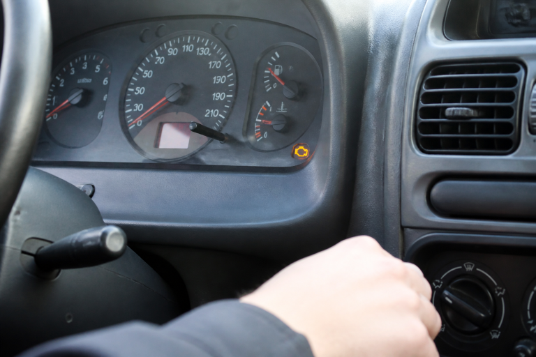 Voyant orange moteur allumé au tableau de bord d'une Renault Clio 2 essence