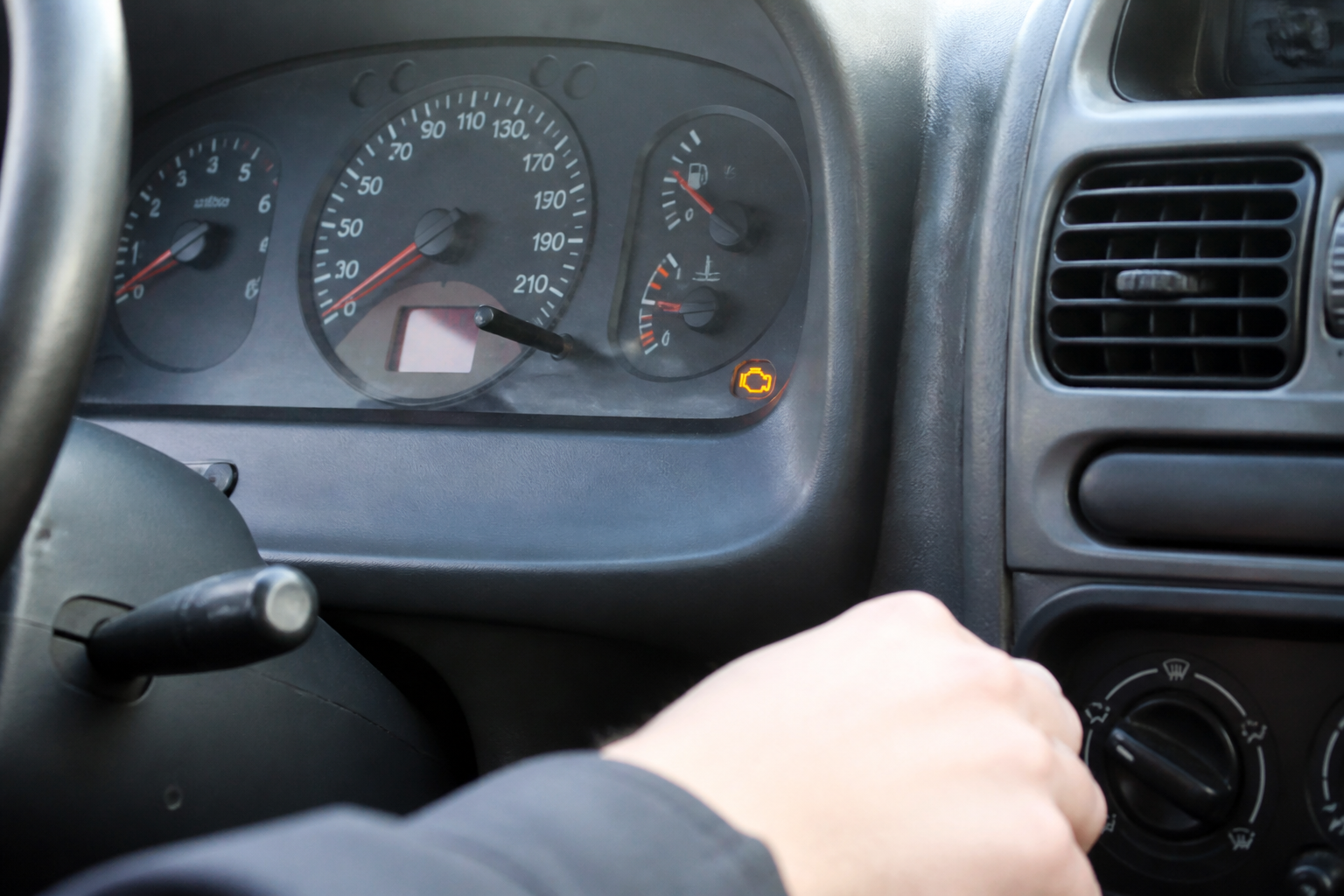 Voyant orange moteur allumé au tableau de bord d'une Renault Clio 2 essence